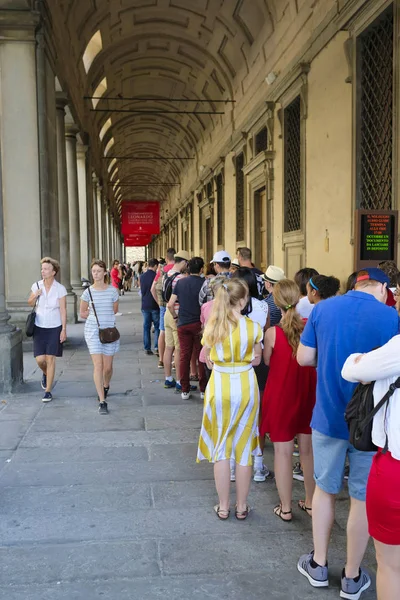 Visitantes en Uffizi galería patio en Florencia —  Fotos de Stock