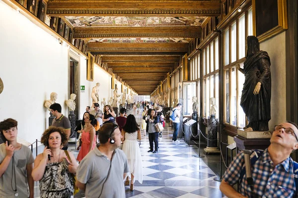 Visitantes na galeria Uffizi em Florença — Fotografia de Stock