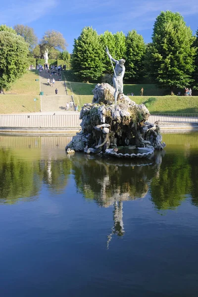 Floransa'daki Pitti Sarayı bahçesinde fontane içinde heykel — Stok fotoğraf