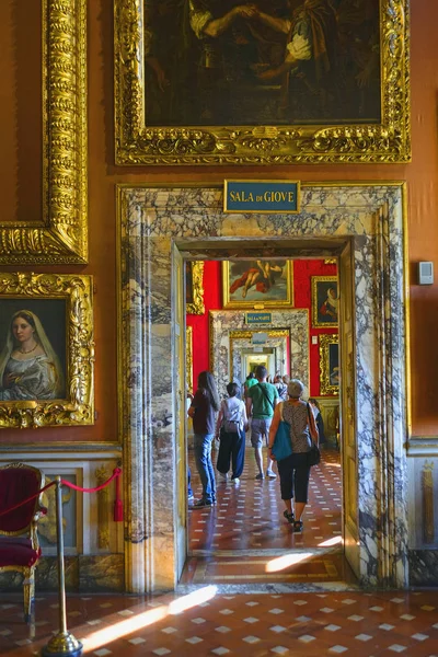 Bezoekers in de Uffizi galerij in Florence — Stockfoto