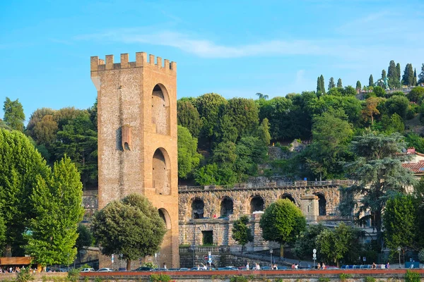 Castelo velho no dique do rio de Arno em Florença — Fotografia de Stock