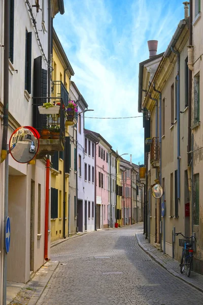 Enge straße in einem zentrum von adria — Stockfoto