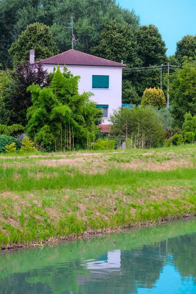 Maison sur une rive d'un canal à Rovigo — Photo