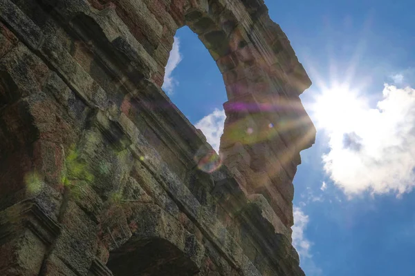 Les rayons du soleil traversent une arche dans le mur de l'Arena di Verona — Photo