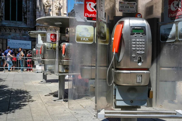 Teléfono público en Milán — Foto de Stock