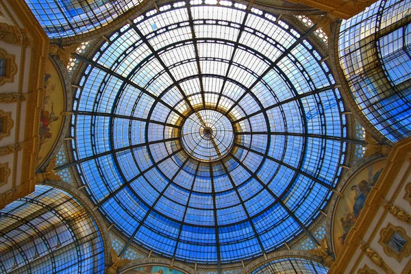 Купол Галереи Витторио Эмануэле в Милане — стоковое фото