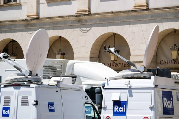 Samochody dostawcze z wyposażeniem Tv w pobliżu opery La Scala w Mediolanie — Zdjęcie stockowe