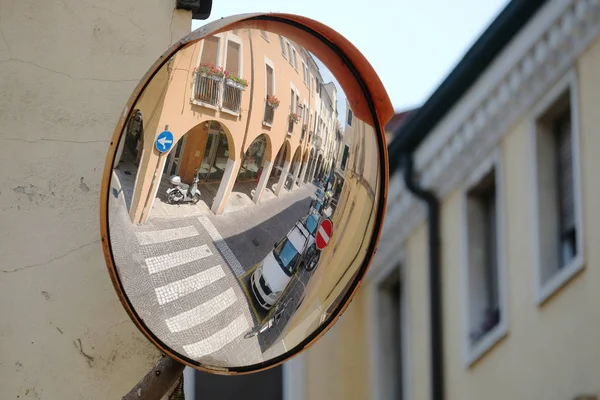 Veiw de un espejo de calle a una calle en un centro de Padova — Foto de Stock