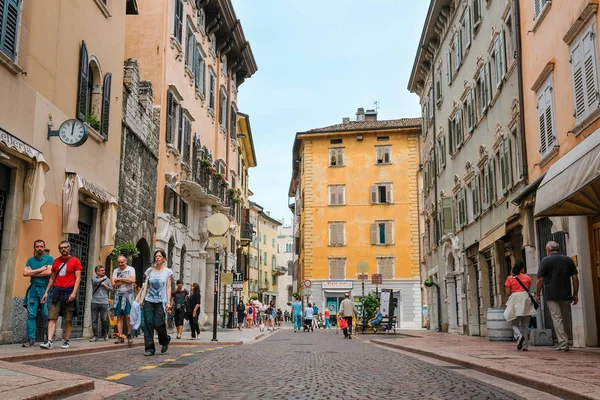 A Trento központjában a sétáló utcában — Stock Fotó