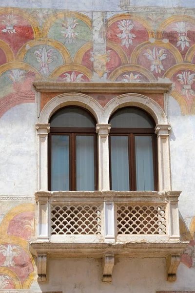 Afresco em uma parede de uma casa antiga em Trento — Fotografia de Stock