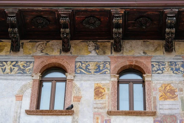 Afresco em uma parede de uma casa antiga em Trento — Fotografia de Stock