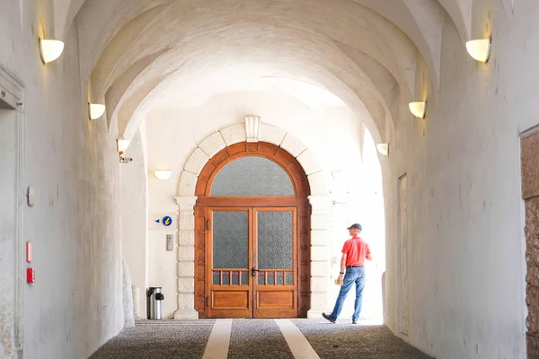 Entrada de uma casa antiga em Trento — Fotografia de Stock
