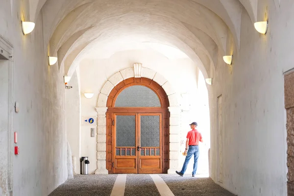 Ingang van een oud huis in Trento — Stockfoto