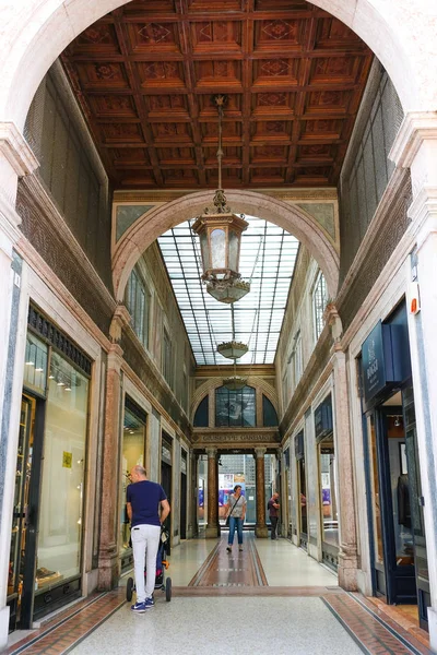 Interior de uma galeria comercial em Trento — Fotografia de Stock
