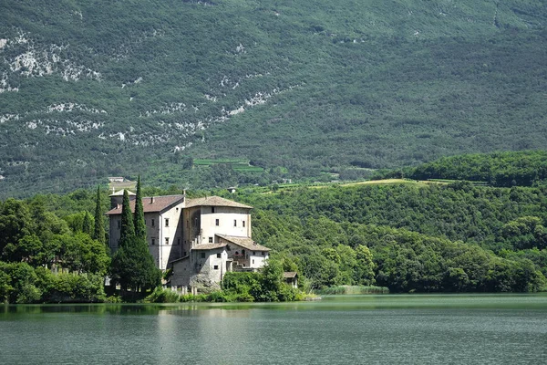 Paesaggio con l'immagine del lago Toblino nel Nord Italia — Foto Stock