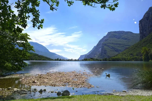 Пейзаж с изображением озера Тоблино в Северной Италии — стоковое фото