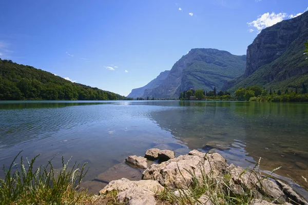 Paisaje con la imagen del lago Toblino en el norte de Italia — Foto de Stock