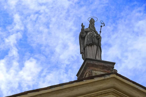 Sculptures on a church in a center of Monselice — Stock Photo, Image