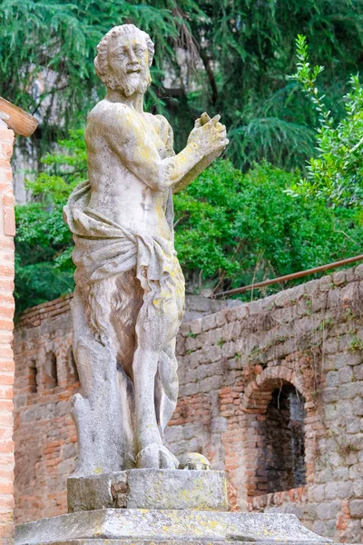 Sculptuur in een centrum van Monselice — Stockfoto