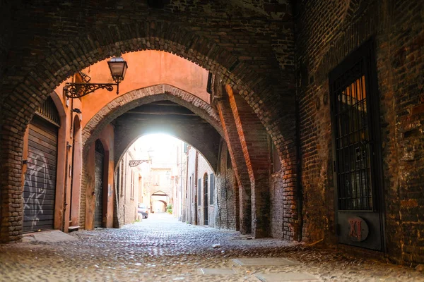 Distrito de umas casas medievais em um centro de Ferrara — Fotografia de Stock