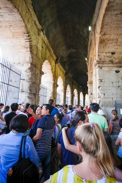 Line to the entrance of Colosseum, ancient Roman amphitheater — Stock Photo, Image