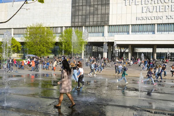 Moskova Nehri EXHEBITION Merkezi Krimsky Köprüsü'nde Moskova yakınlarındaki bir set üzerinde çeşmeler grup