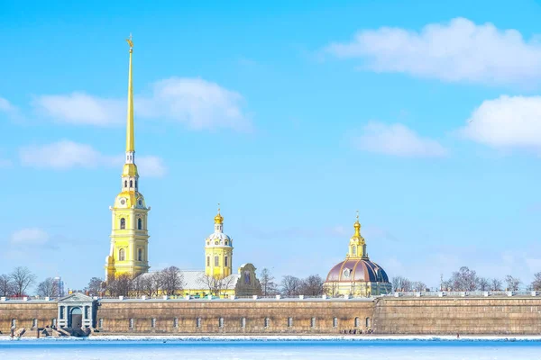 Weergave van Petrus en Paulus kathedraal in Sint-Petersburg — Stockfoto