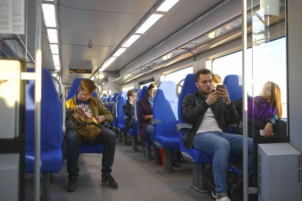 Passeggeri in carrozza sulla linea ferroviaria denominata "Transport Ring" a Mosca — Foto Stock