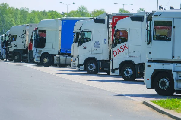 Vrachtwagen op een parkeerplaats in de buurt van een snelweg in Duitsland — Stockfoto