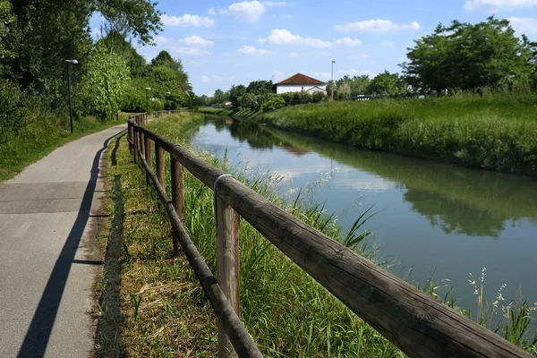 Paisaje con la imagen del canal en el norte de Italia —  Fotos de Stock