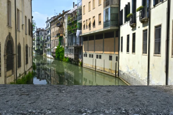 Casas en un banco de canal en Padova — Foto de Stock