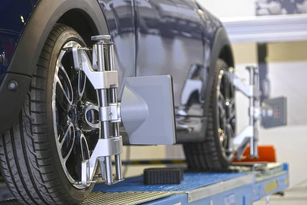 Målet för den bil hjul vinkel justering utrustning fast på en bil rullar — Stockfoto