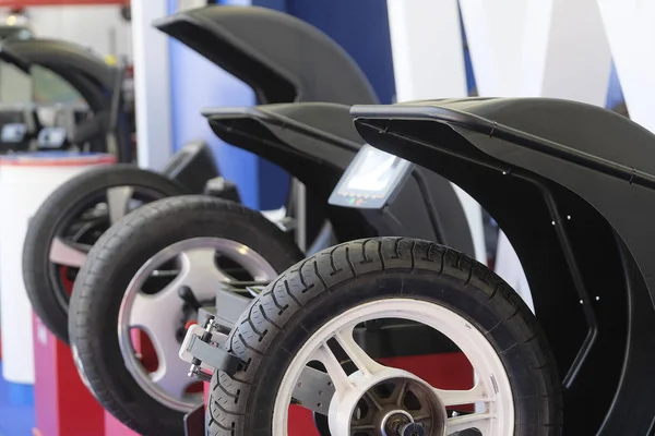 타이어 피팅 장비 — 스톡 사진