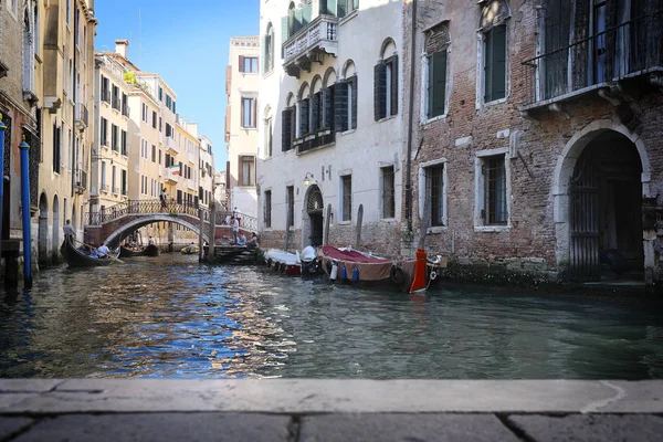 Paisaje con la imagen de un canal en Venecia — Foto de Stock