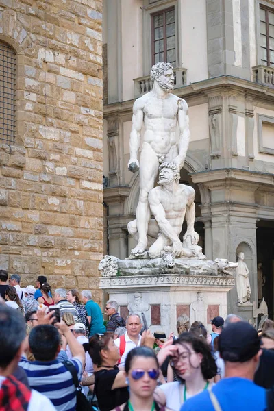Visitors in Uffizi gallery yard in Florence — Stock Photo, Image