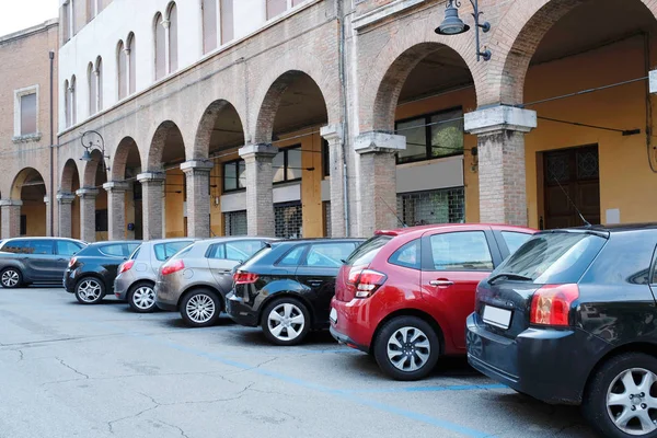 Parcheggio auto su una strada di Ferrara — Foto Stock