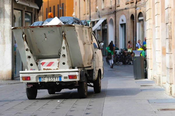 Refuse truck in a center of Ferrara — Stock Photo, Image