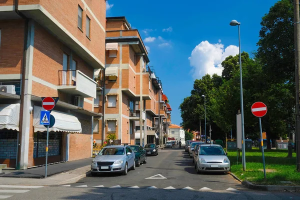 Parkering på en gata i Ferrara — Stockfoto