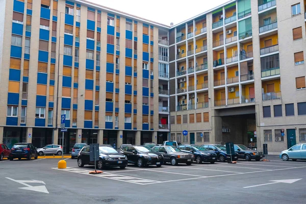 Estacionamento em uma rua de Ferrara — Fotografia de Stock