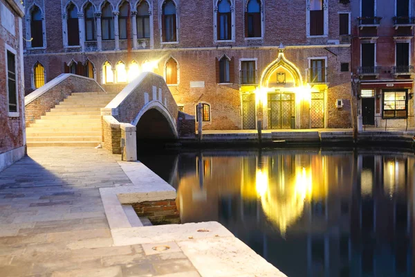 Paisaje nocturno con la imagen de puente sobre un canal en Venecia — Foto de Stock