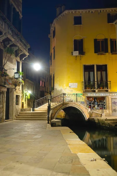 Paisaje nocturno con la imagen de puente sobre un canal en Venecia — Foto de Stock