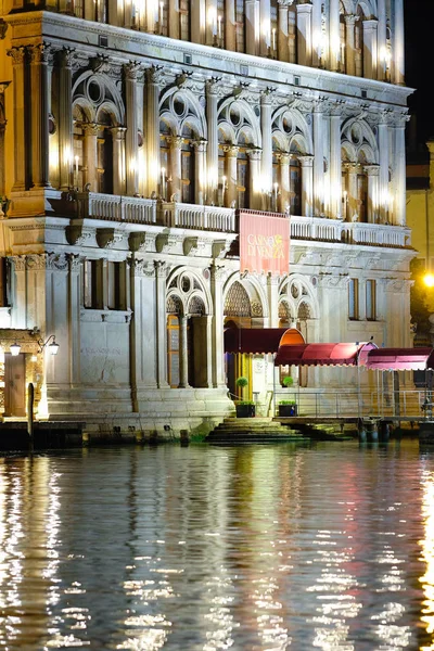 Paisaje nocturno con la imagen de la construcción en un terraplén de canales en Venecia — Foto de Stock
