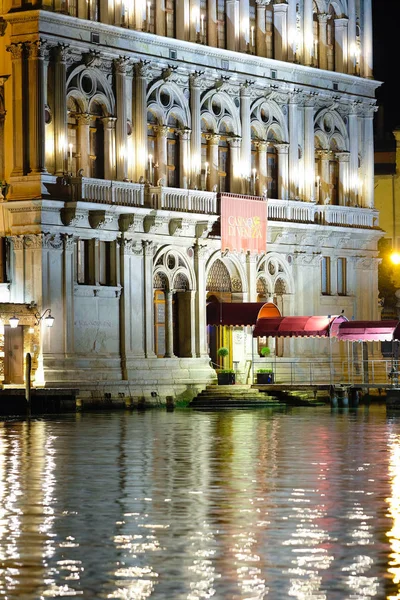 Night landscape with the image of building on a channel embankment in Venice — Stock Photo, Image