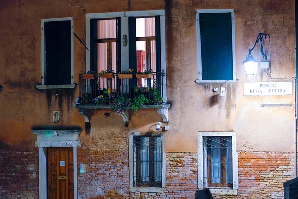 Fassade eines bewohnbaren Hauses in Venedig in der Nacht — Stockfoto