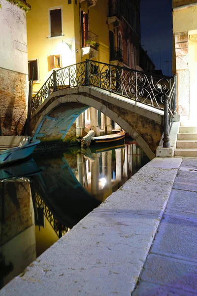 Paisaje nocturno con la imagen de puente sobre un canal en Venecia — Foto de Stock