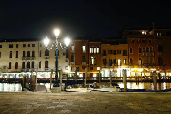 Lámpara en un terraplén del canal en la noche en Venecia — Foto de Stock