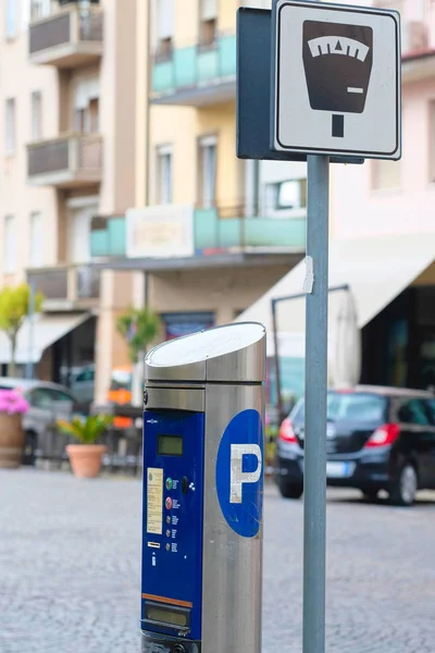 Bilar på en parkering i Adria — Stockfoto