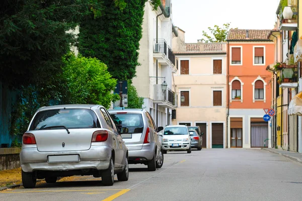 Turismos en un aparcamiento en Adria — Foto de Stock