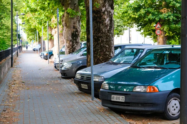 Auta parkování v centru města Monselice — Stock fotografie
