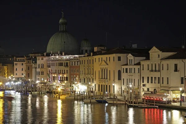 Paisaje nocturno con la imagen del canal en Venecia — Foto de Stock